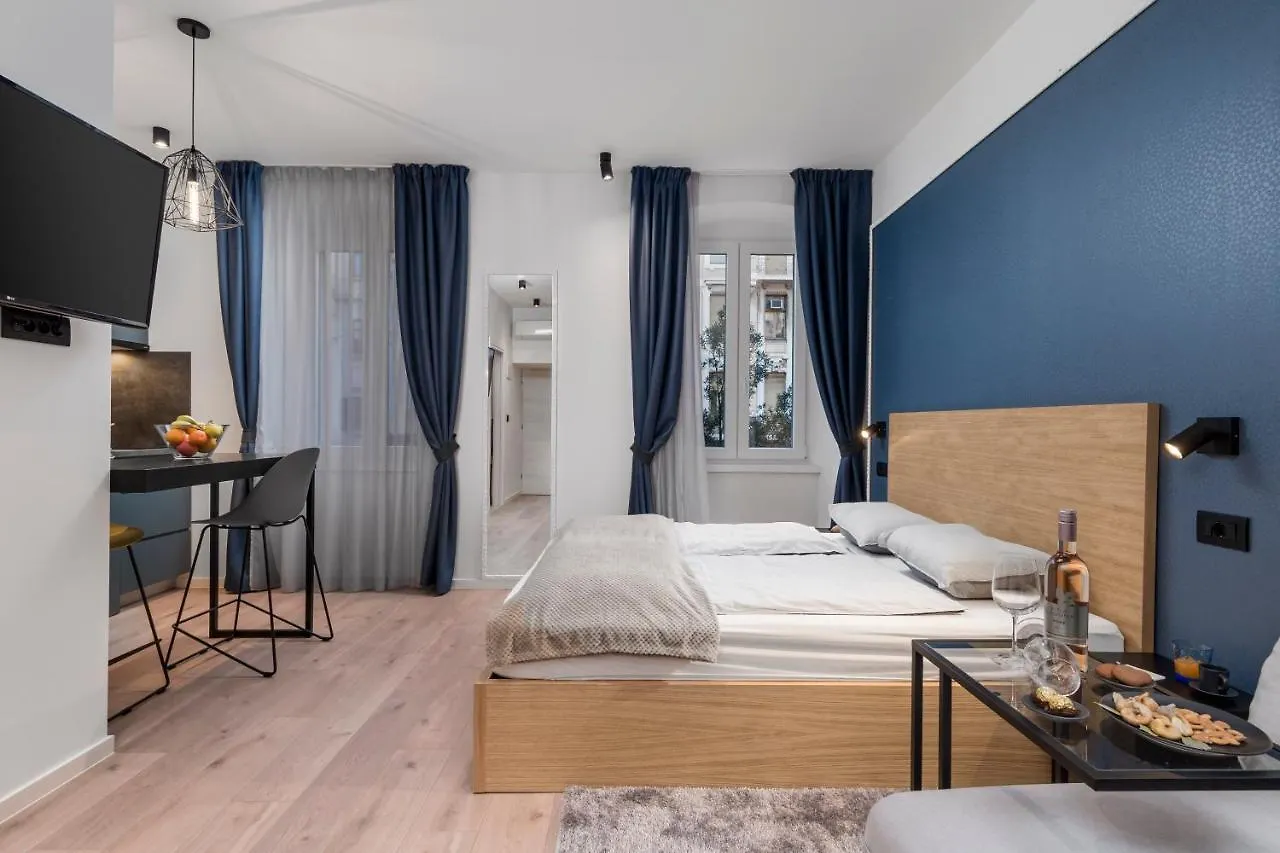 Deluxe Apartments 