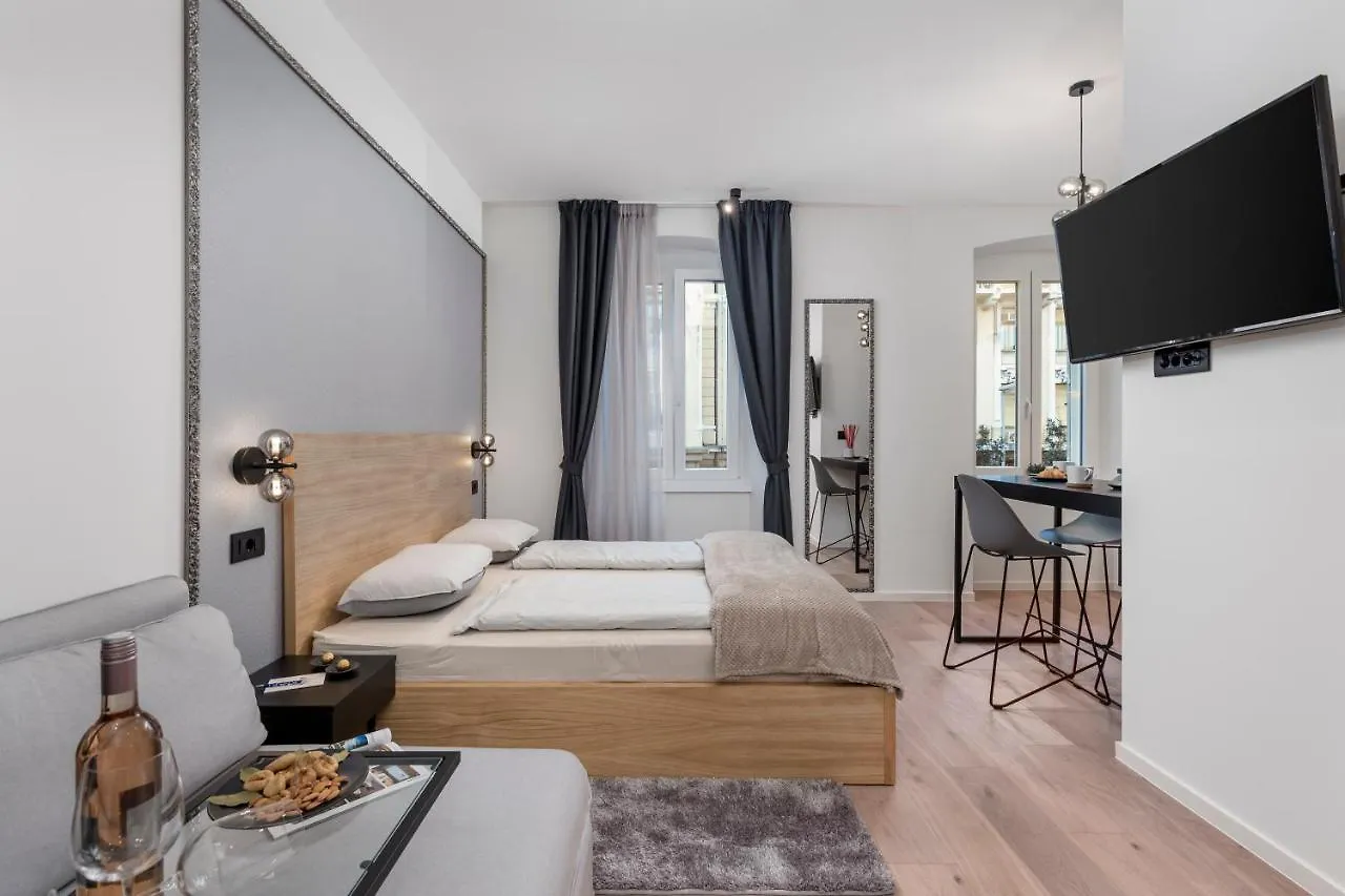 Deluxe Apartments 